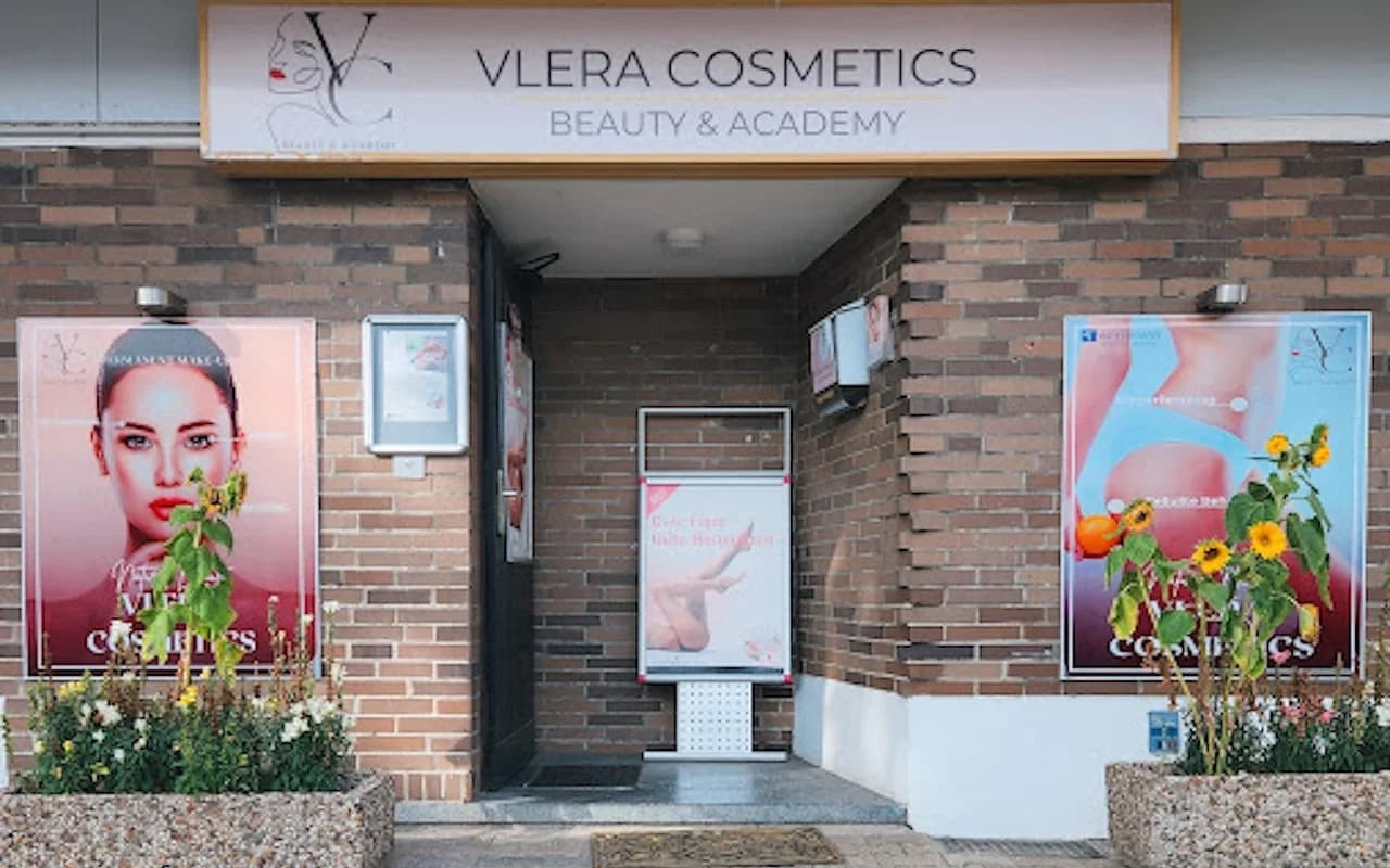 Eingang von Vlera Cosmetics in Dortmund-Hombruch mit Schild und Blumenkübeln