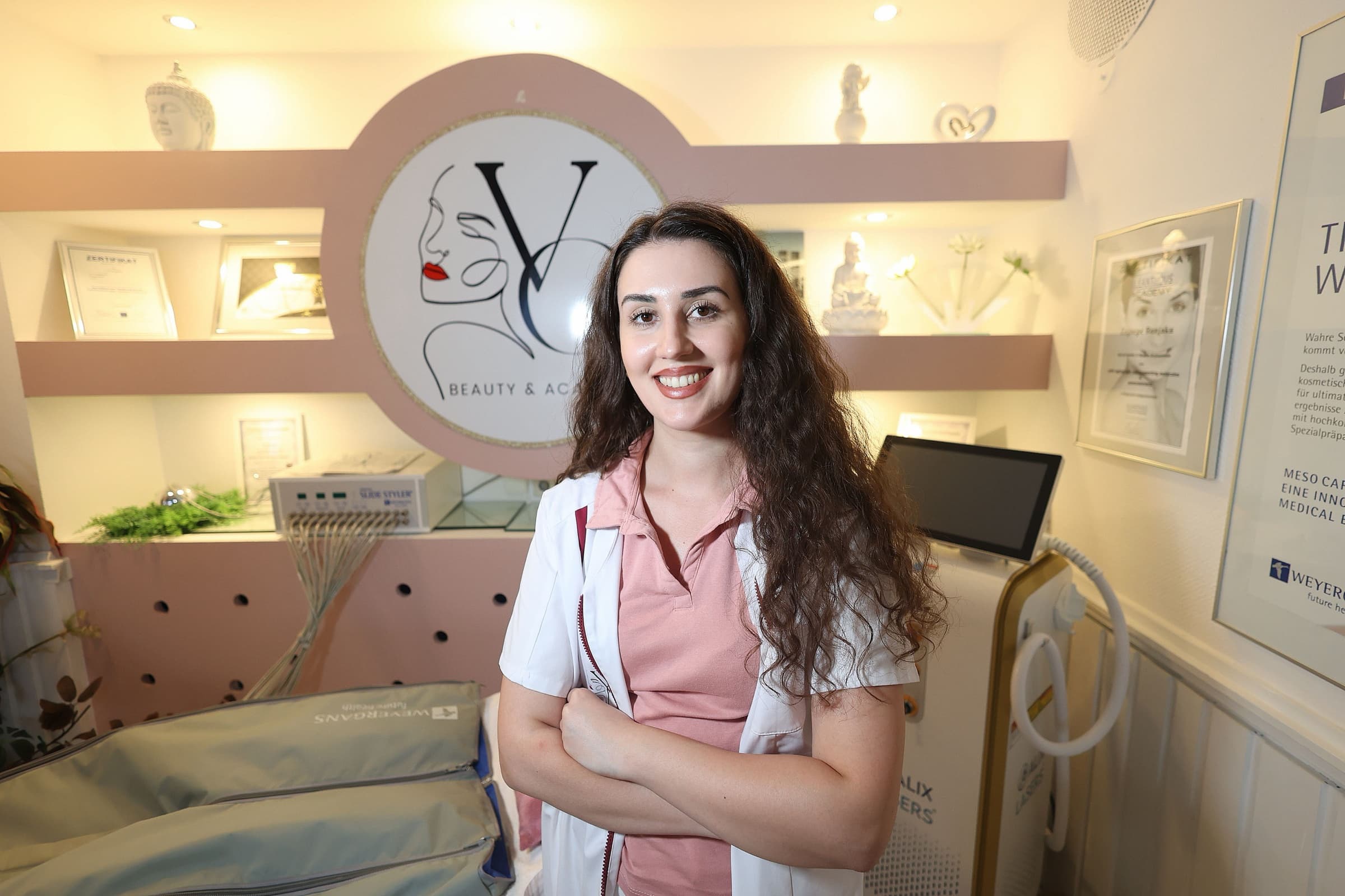 Vlera Sogojeva, Laser-Spezialistin, im Behandlungsraum von Vlera Cosmetics neben dem Diodenlaser