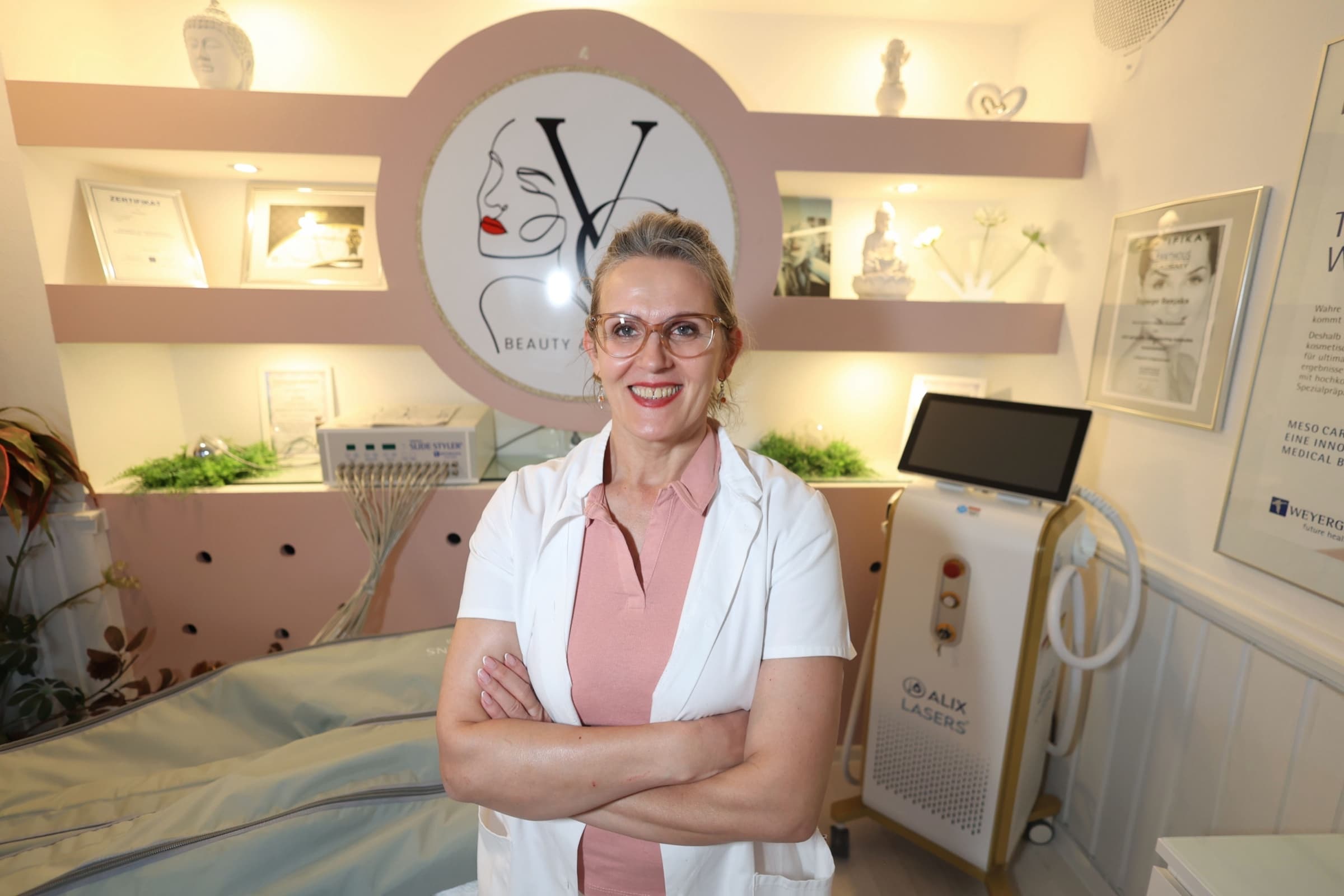 Zejnepe Bunjaku, PMU-Spezialistin, mit verschränkten Armen im Behandlungsraum von Vlera Cosmetics