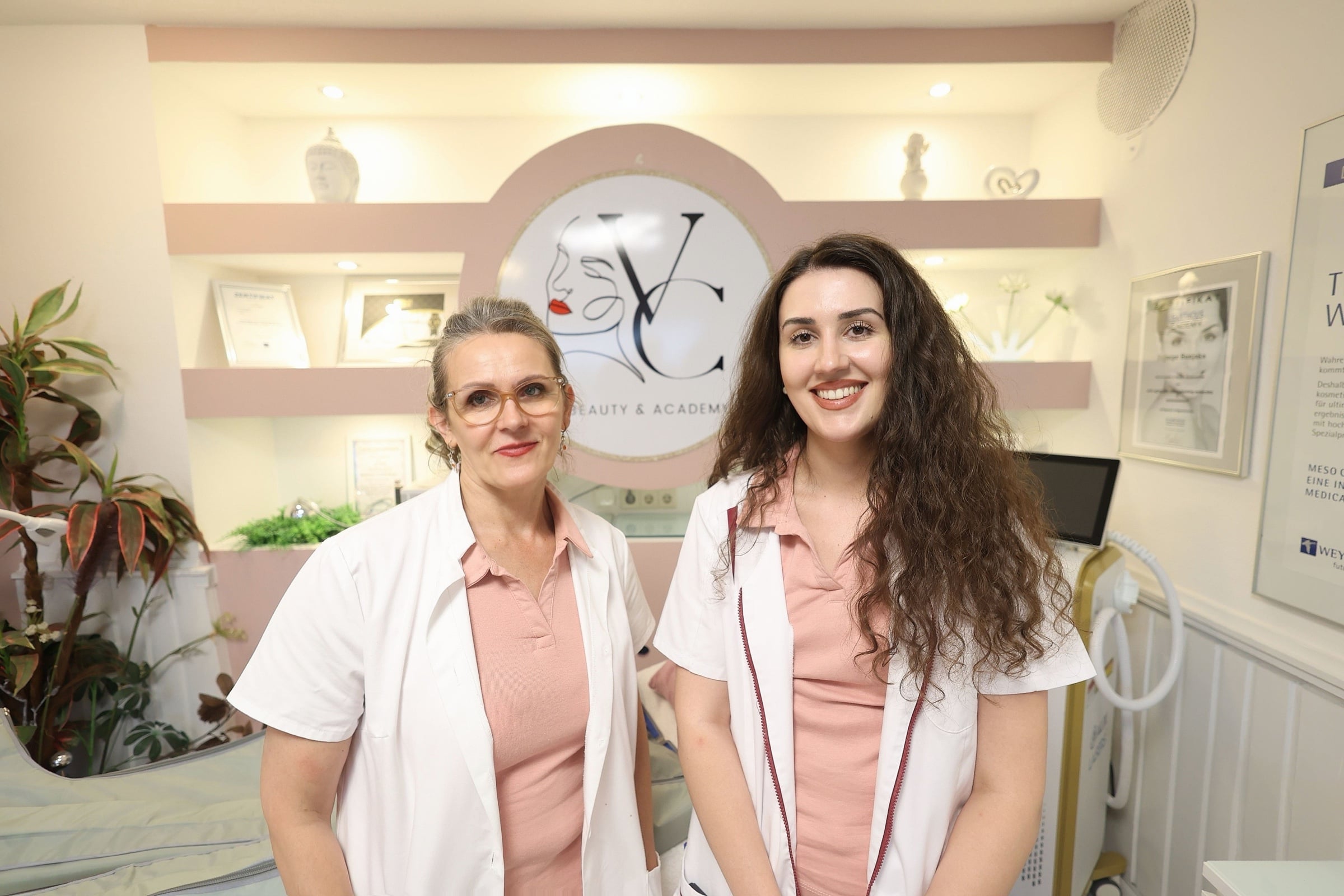 Zejnepe Bunjaku und Vlera Sogojeva, Mutter und Tochter, lächelnd im Studio von Vlera Cosmetics in Dortmund
